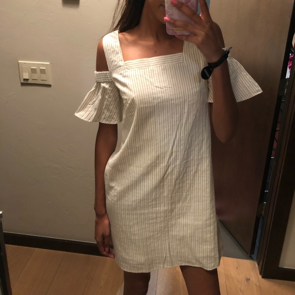 Ruffle sleeves